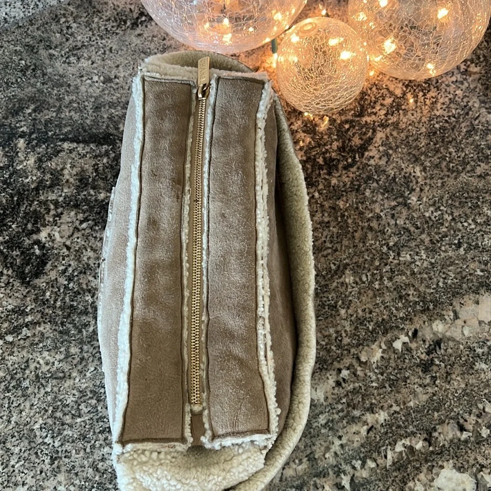 Chanel Vintage Shearling CC Hobo - Picture 2 of 11